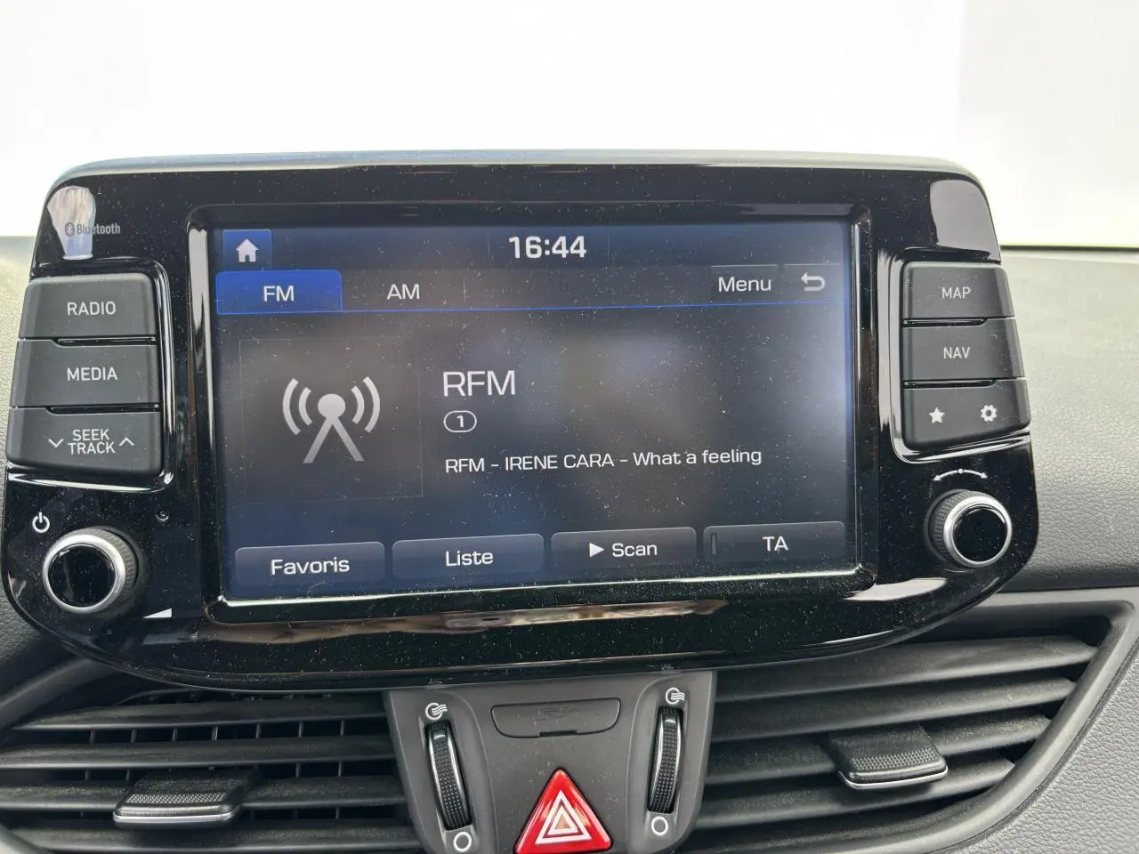 Écran tactile multimédia de la Hyundai i30 III SW blanc, affichant la radio FM avec commandes autour.