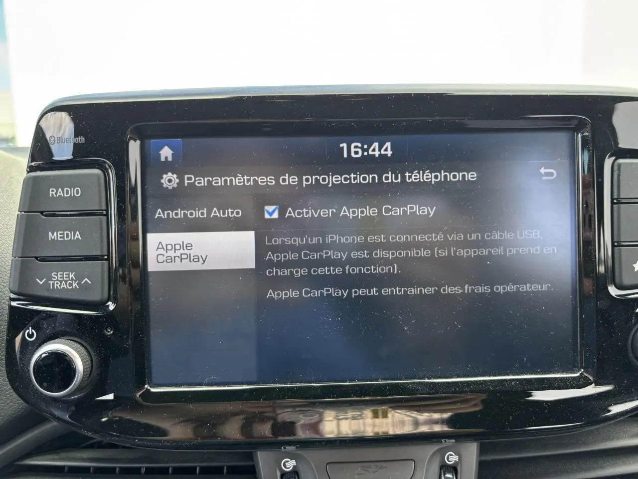 Écran tactile central de la Hyundai i30 blanc 2018 affichant les paramètres Apple CarPlay et Android Auto