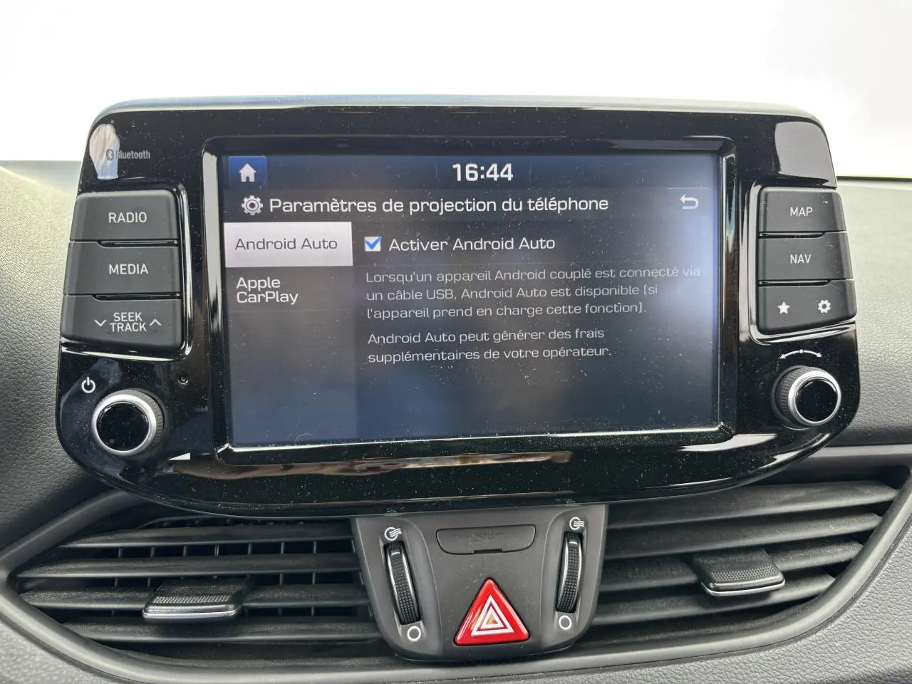 Écran tactile central de la Hyundai i30 III SW 2018 affichant les paramètres Android Auto, entouré de commandes noires.