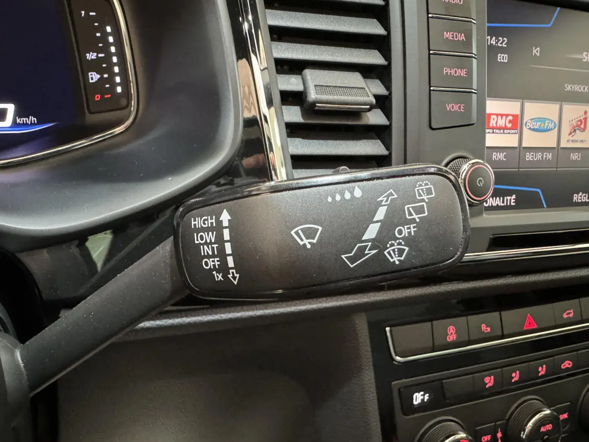Gros plan sur la manette d'essuie-glace côté gauche du tableau de bord d'un SEAT Ateca gris clair 2019 avec écran tactile.