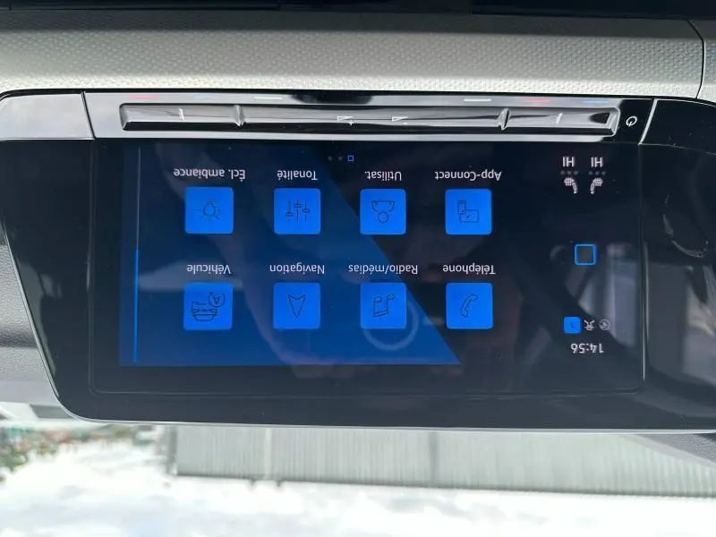 Écran tactile central de la Volkswagen Golf 1.5 eTSI Style 2024 affichant les options multimédia et réglages, intérieur noir.