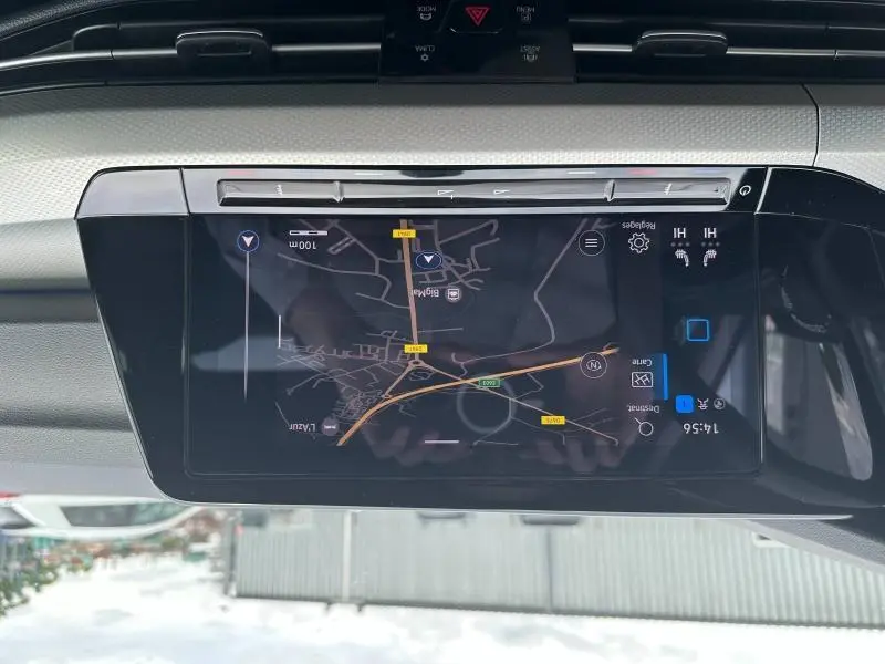 Écran tactile central affichant la navigation dans l’habitacle d’une Volkswagen Golf noire intense nacrée 2024.