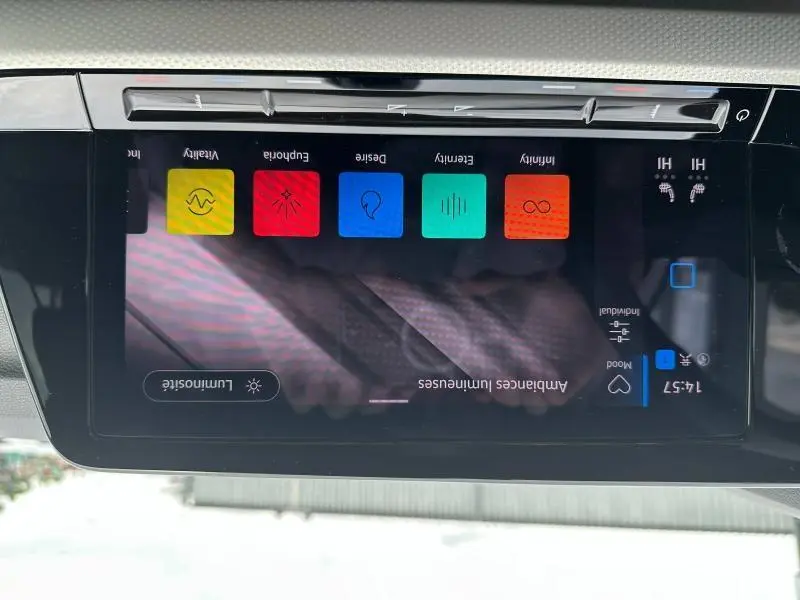 Écran tactile intérieur de la Volkswagen Golf 2024 affichant les ambiances lumineuses colorées.