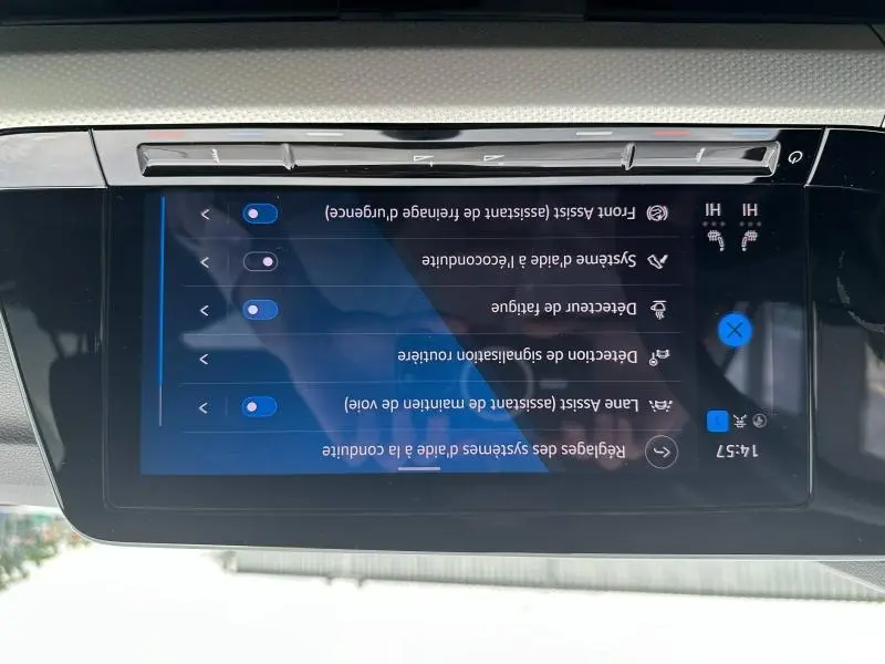 Écran tactile central de la Volkswagen Golf 1.5 eTSI Style 2024 affichant les réglages d’aide à la conduite, vue intérieure.