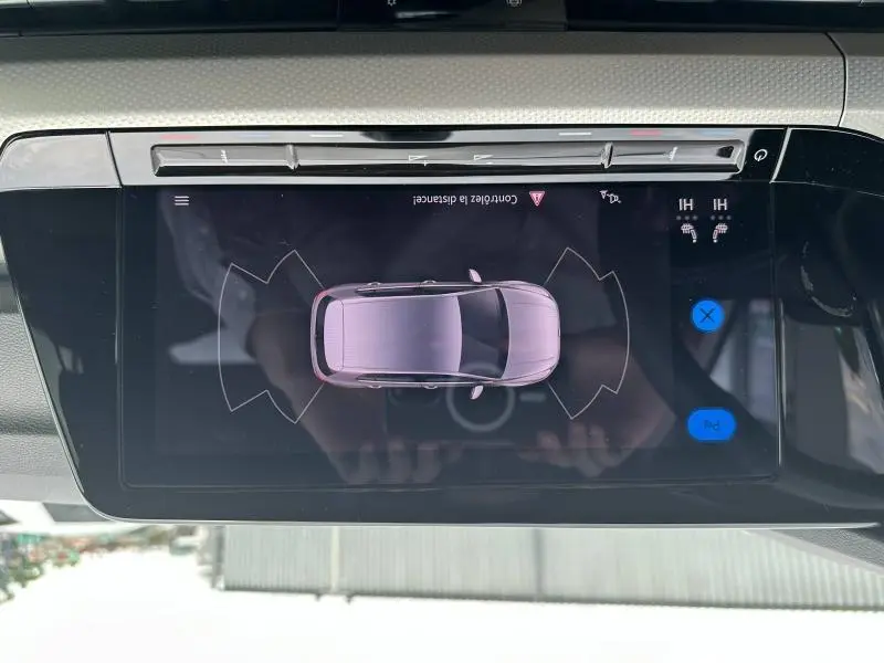 Vue du tableau de bord avec écran tactile affichant la représentation 3D d'une Volkswagen Golf noire vue de dessus.