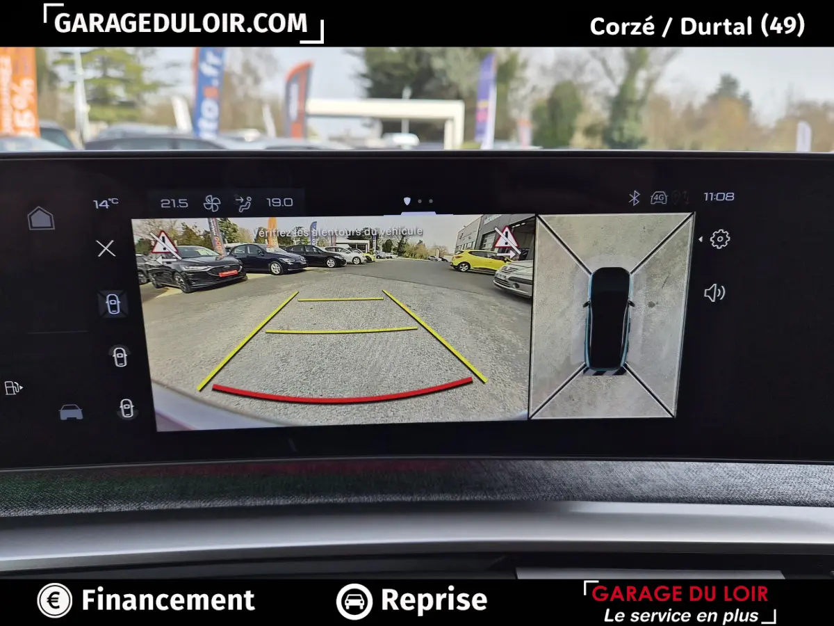 Écran tactile intérieur montrant la caméra de recul et la vue 360° du Peugeot 3008 blanc en stationnement.