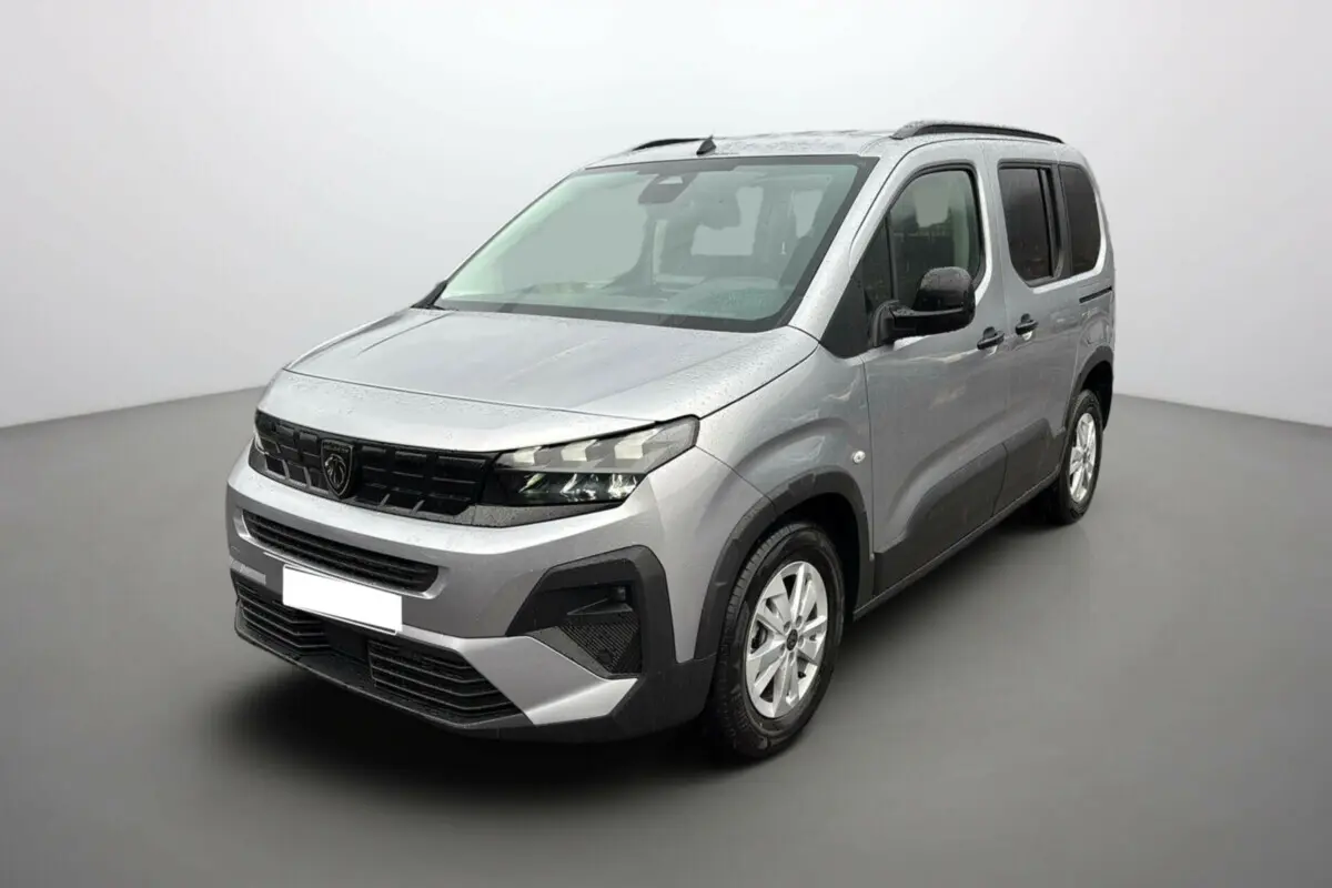 Peugeot Rifter BlueHDi 130 gris Artense vu en 3/4 avant droit avec barres de toit et vitres surteintées.