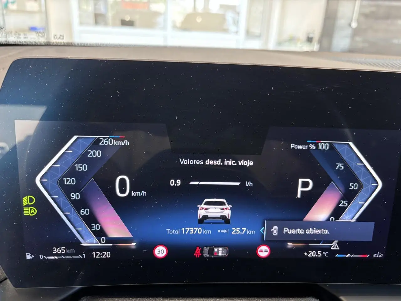 Affichage numérique du tableau de bord d'une BMW Série 1 120d M Sport 2025, montrant la vitesse à 0 km/h et une porte ouverte.