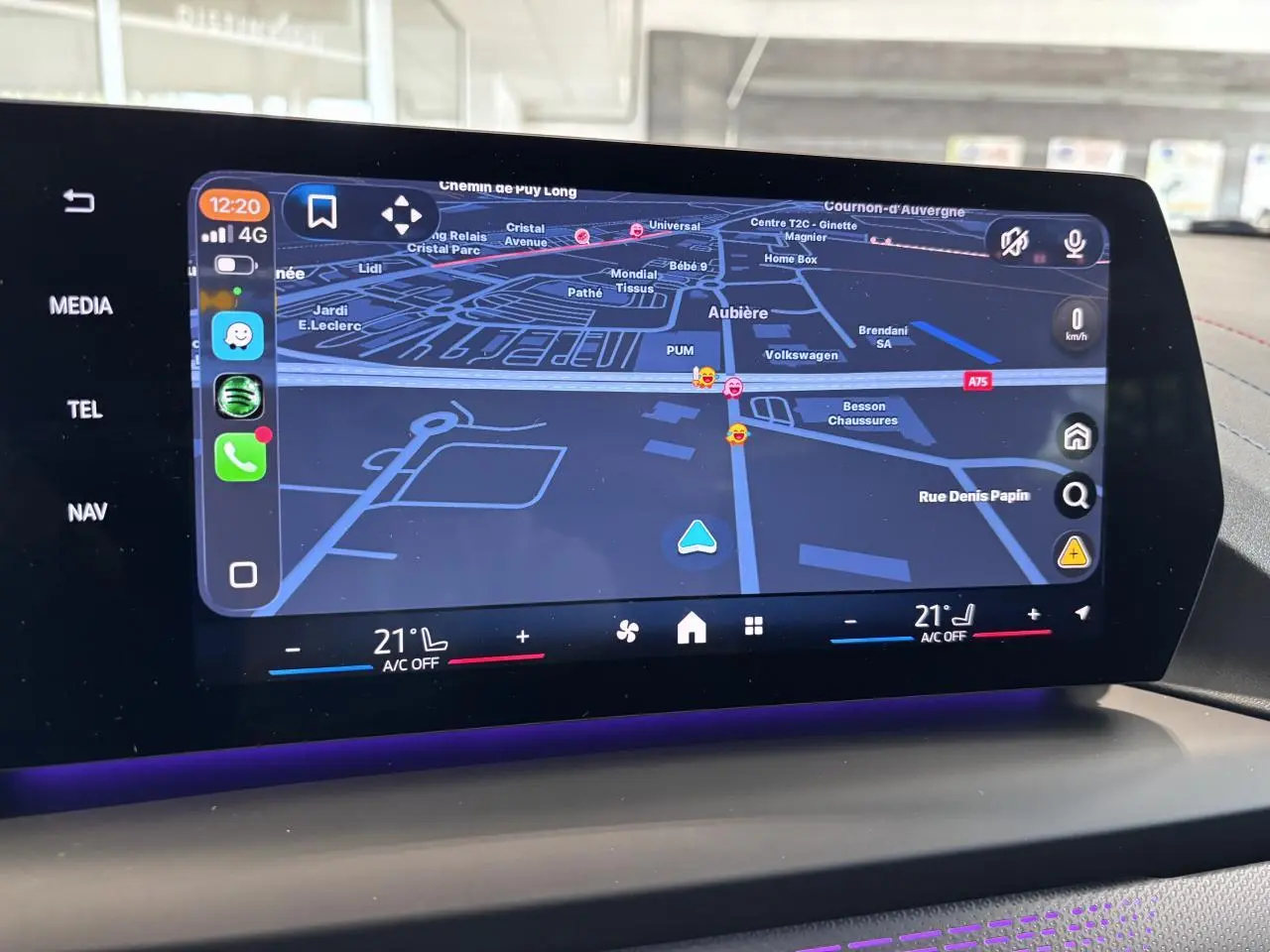 Écran tactile du système de navigation de la BMW Série 1 120d M Sport 2025, affichant une carte détaillée en intérieur.