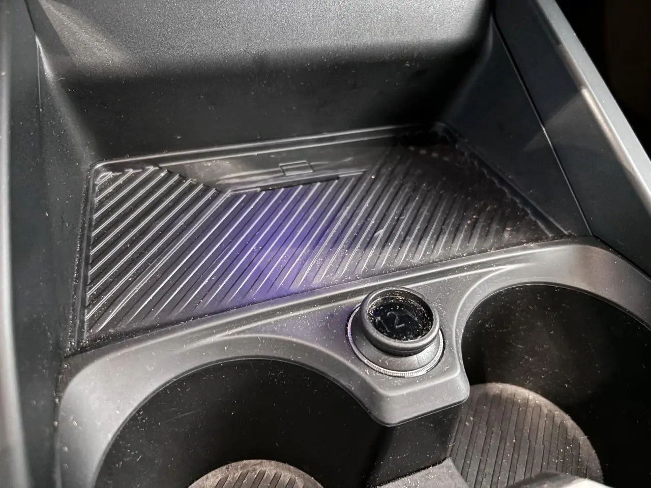 Gros plan sur le porte-gobelets noir intérieur de la BMW Série 1 120d M Sport 2025 avec bouton rotatif central.