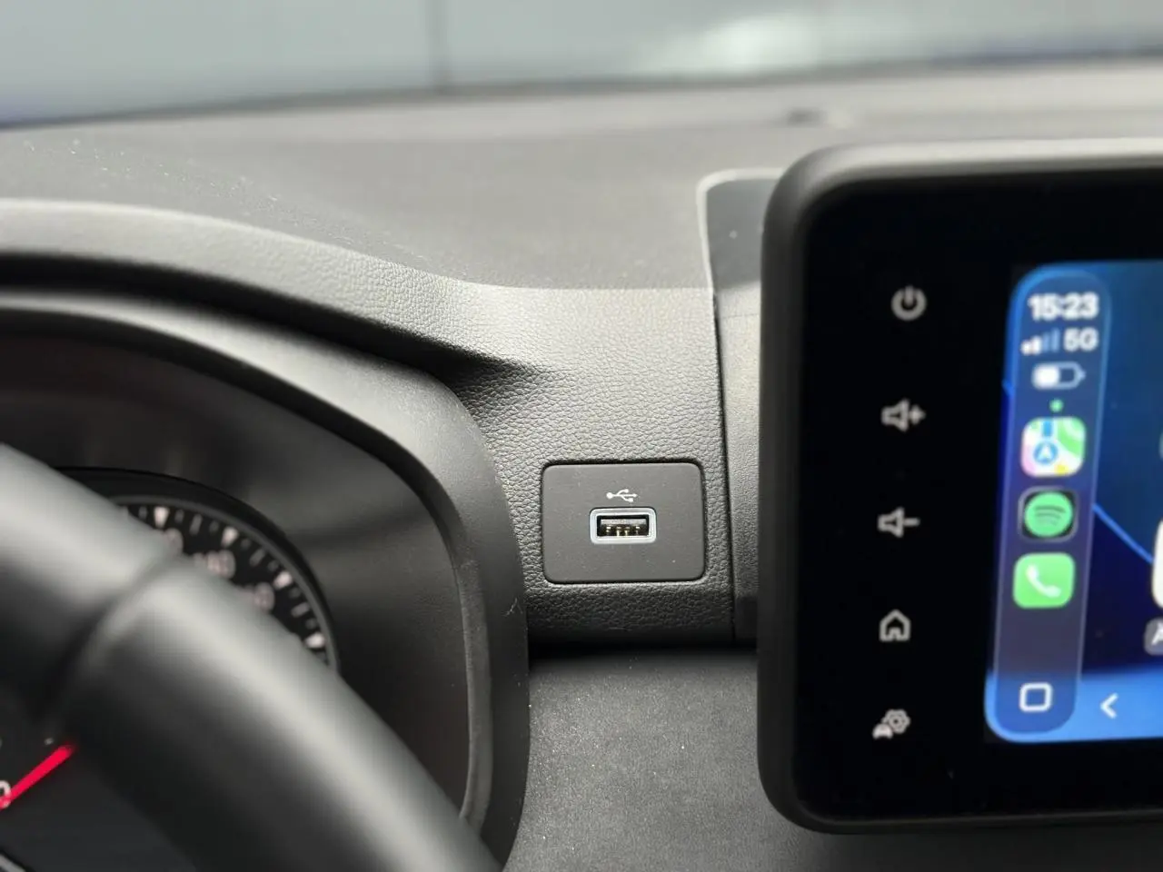 Gros plan intérieur sur la prise USB et l'écran tactile du tableau de bord de la Dacia Sandero Stepway Bleu Iron.