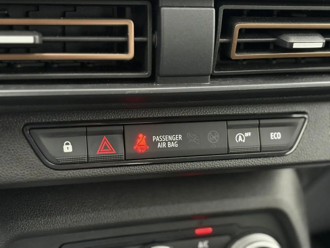Gros plan sur la console centrale du Dacia Sandero Stepway Bleu Iron, avec boutons de sécurité et mode ECO.