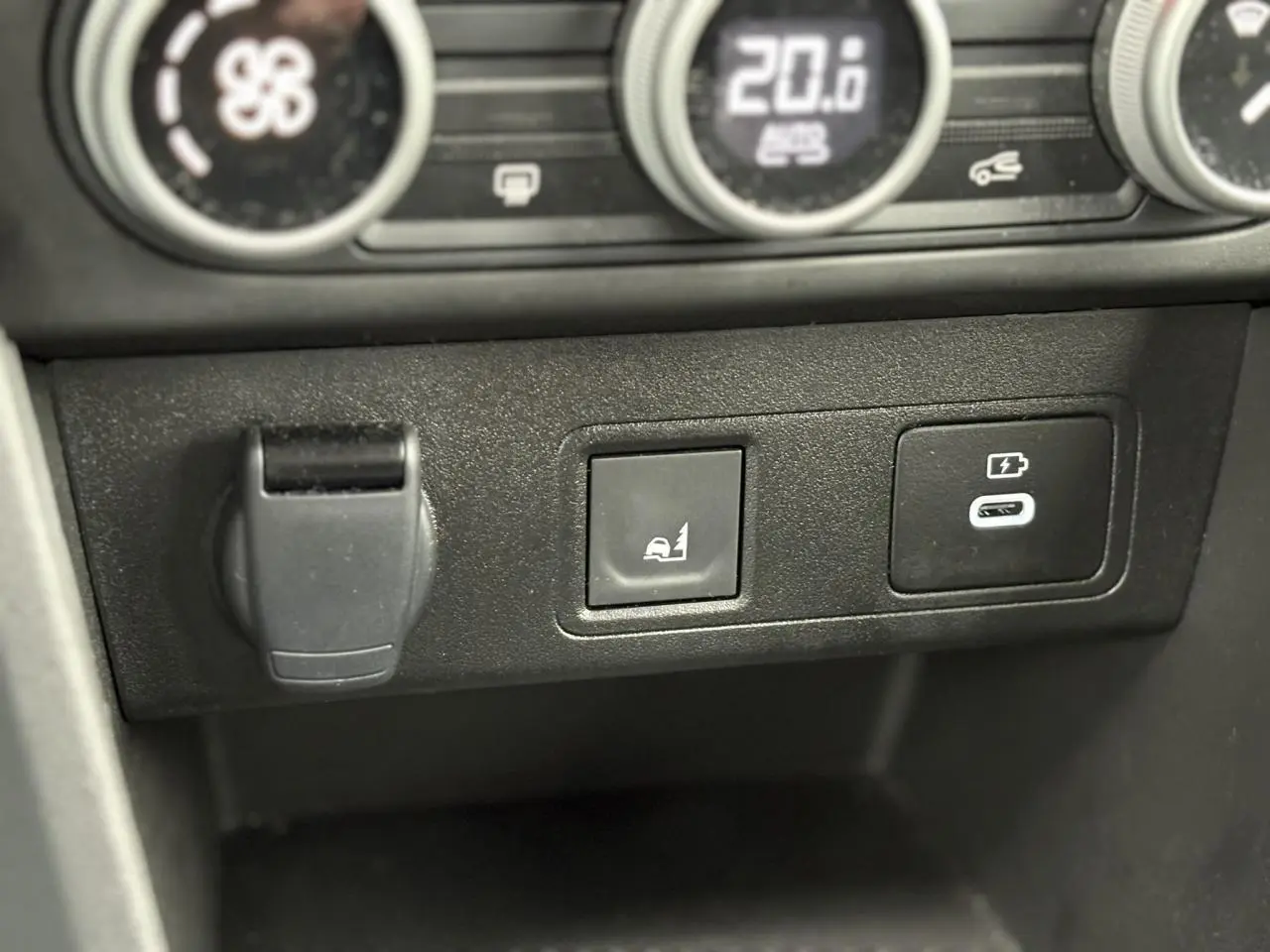 Gros plan sur les commandes du tableau de bord de la Dacia Sandero Stepway Bleu Iron, avec bouton aide au démarrage en côte et port USB-C.