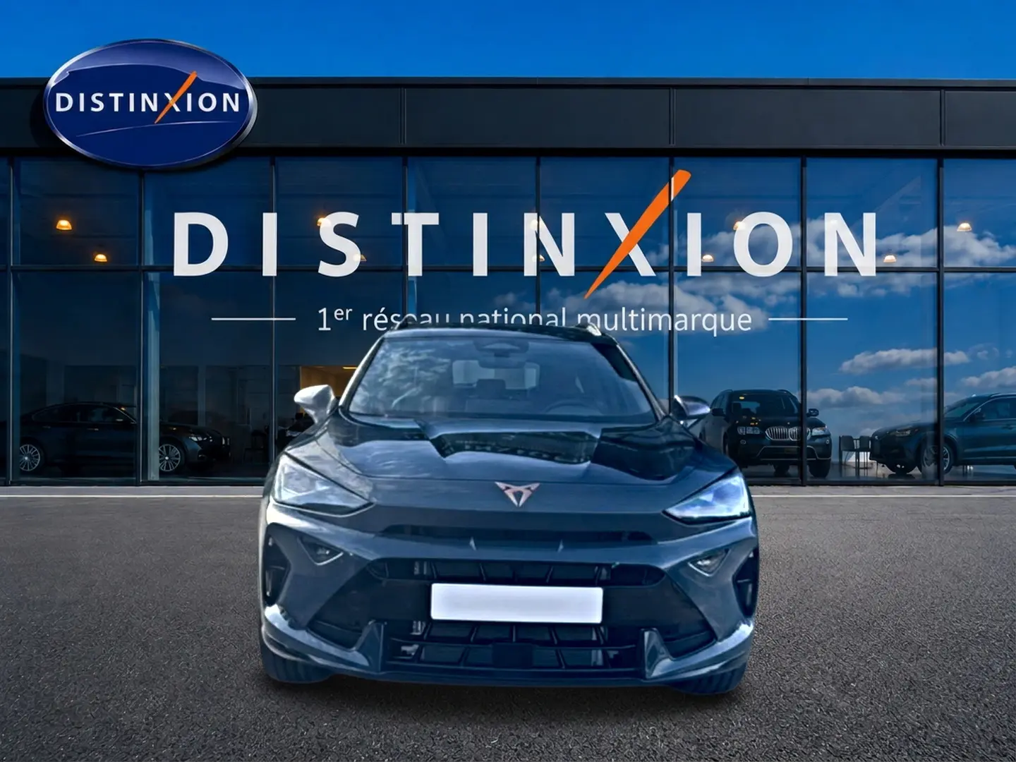 Vue frontale d'un CUPRA Formentor bleu fjord 2026, avec logo distinctif et calandre sportive visible.