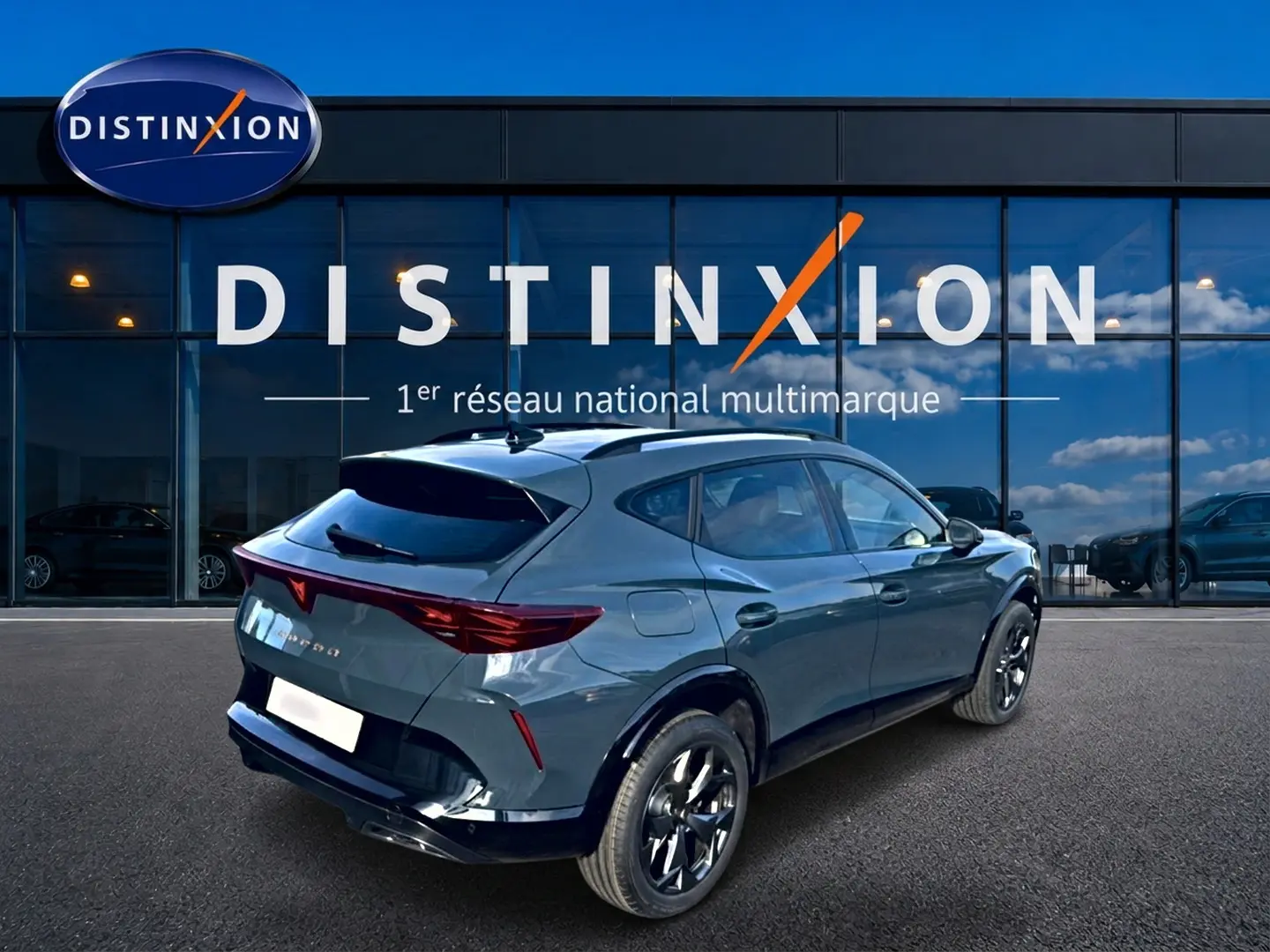 Vue 3/4 arrière droite d’un CUPRA Formentor 1.5 etsi hybrid bleu fjord avec jantes noires et feux LED distinctifs.