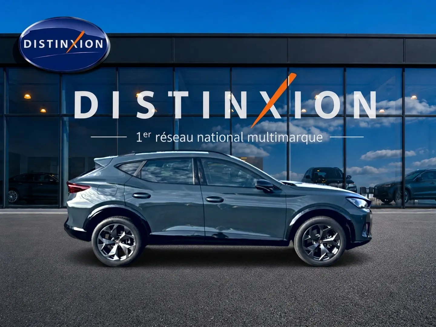 Vue de profil droit du CUPRA Formentor 1.5 etsi hybrid 150 en bleu fjord, avec jantes 18 pouces et lignes dynamiques.