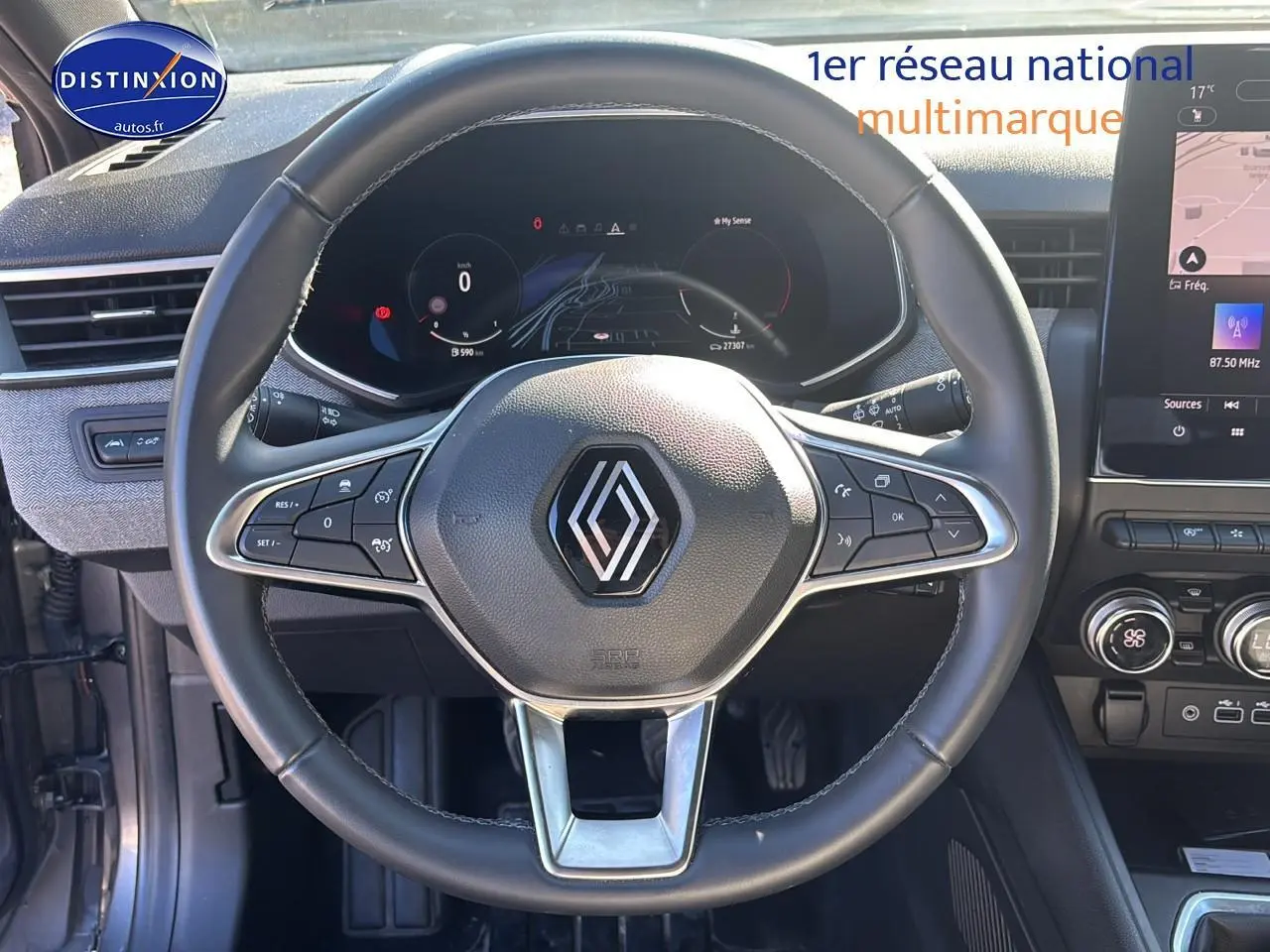Volant cuir gris avec logo Renault au centre, tableau de bord numérique et écran tactile du système multimédia d'une Clio V gris pizarra 2024.