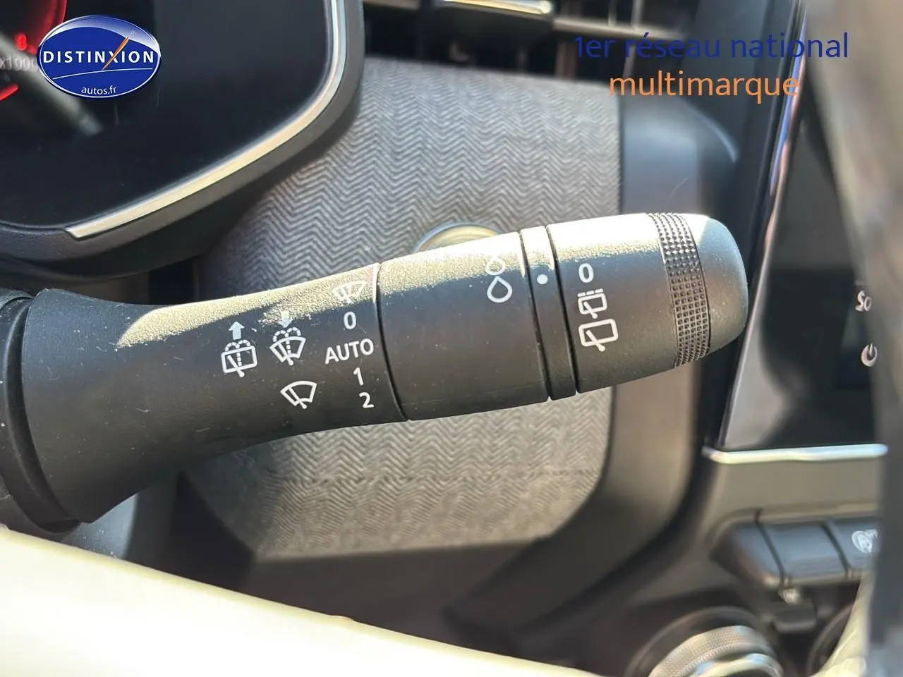 Gros plan sur la commande des essuie-glaces dans l'habitacle gris/noir de la Renault Clio V 1.0 TCe 90 Techno