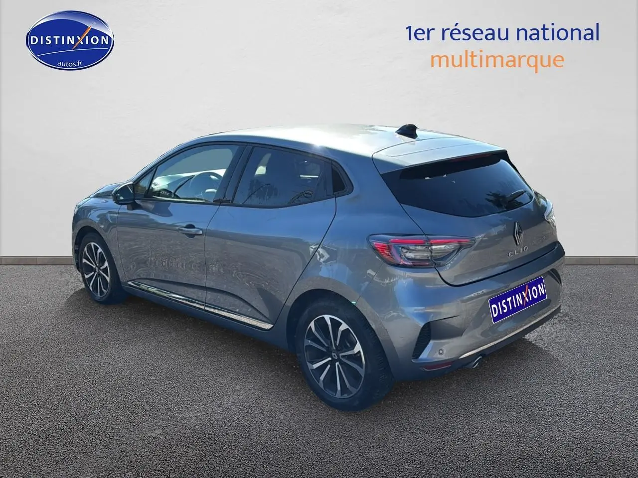 Renault Clio V gris pizarra vue 3/4 arrière côté gauche, avec jantes alliage et vitres arrière surteintées