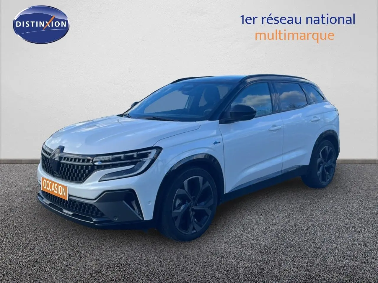 Renault Austral Iconic Esprit Alpine blanc et noir en 3/4 avant droit, SUV hybride 2024 avec jantes noires distinctives.
