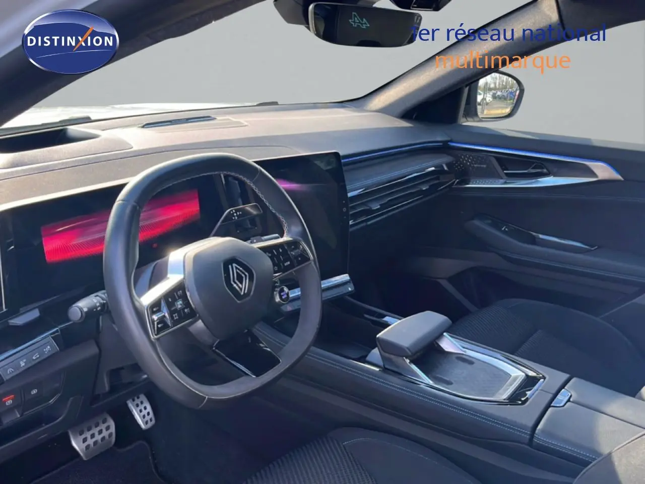 Intérieur noir du Renault Austral Iconic Esprit Alpine 2024, vue côté conducteur avec tableau de bord et volant modernes.