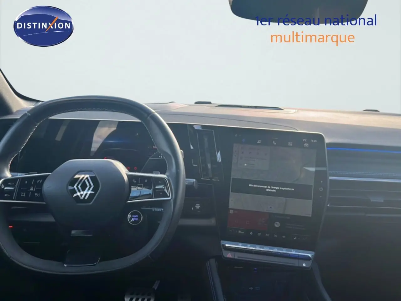 Intérieur du Renault Austral Iconic Esprit Alpine 2024, vue frontale du tableau de bord avec écran tactile vertical et volant moderne.