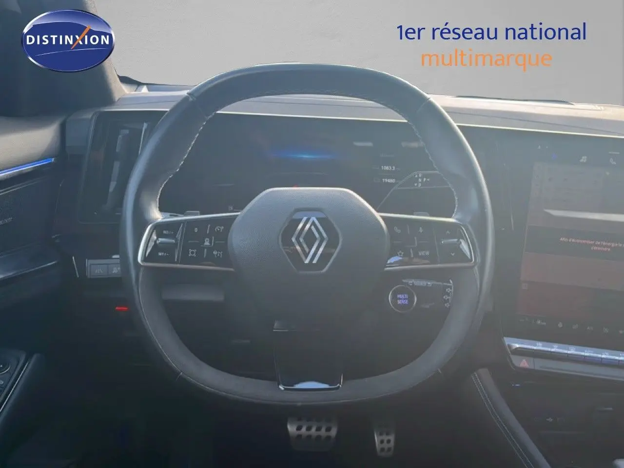 Volant noir du Renault Austral Iconic Esprit Alpine E-Tech 2024, vue frontale centrée sur les commandes intégrées.
