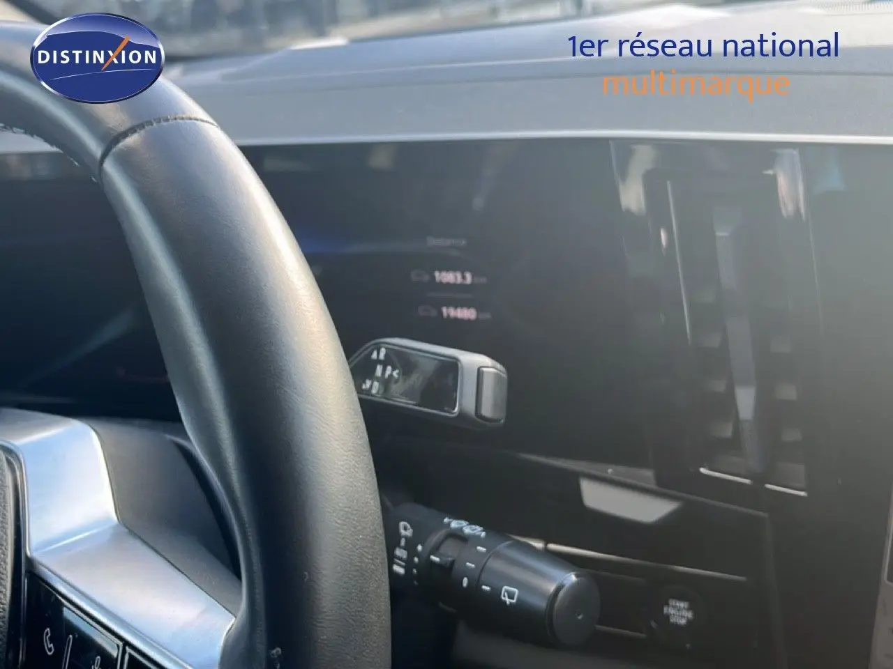 Gros plan sur le volant et la commande de boîte automatique du Renault Austral Iconic Esprit Alpine blanc/noir 2024.