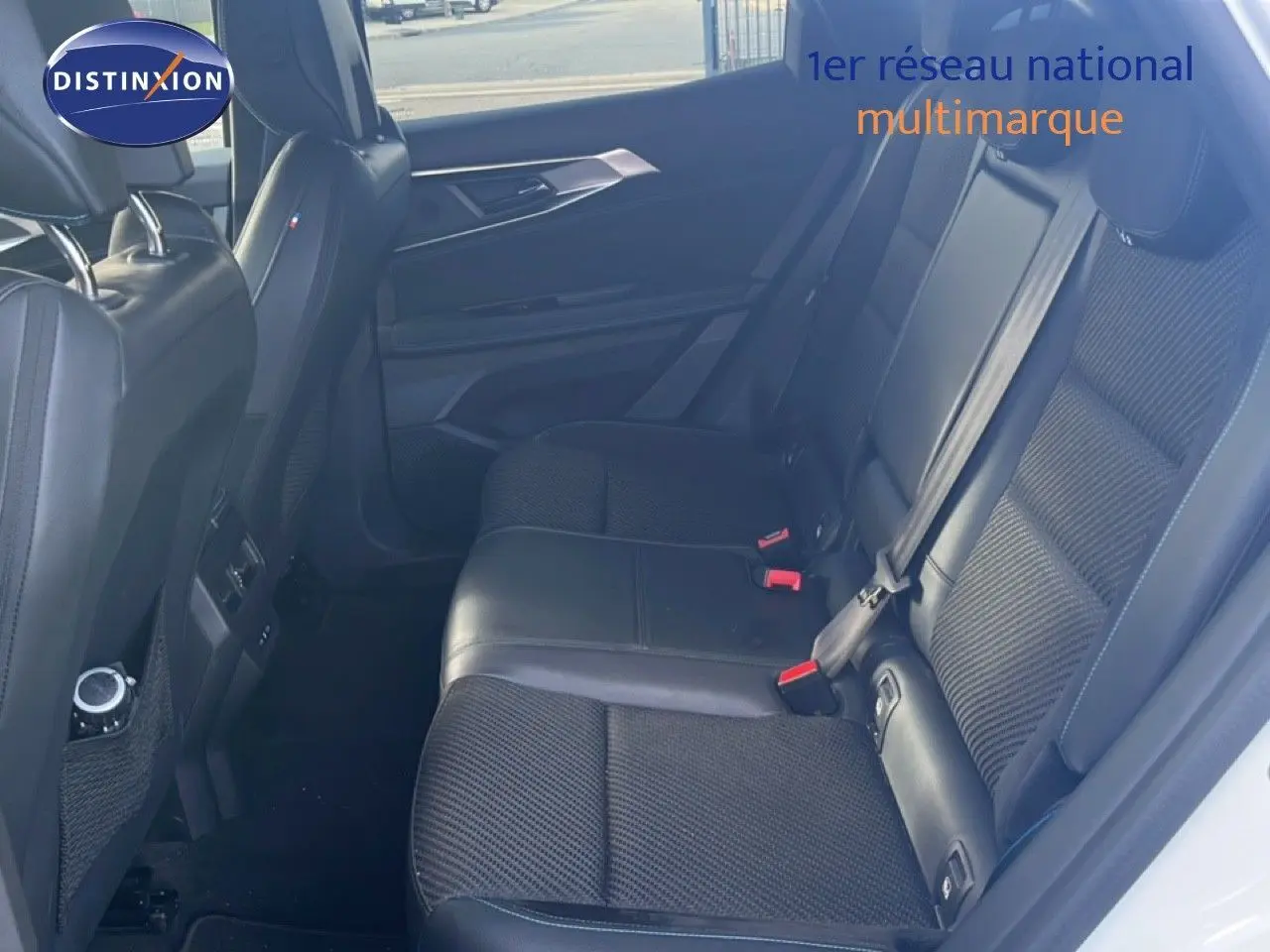 Vue intérieure des sièges arrière noirs du Renault Austral Iconic Esprit Alpine E-Tech 2024, côté droit ouvert.