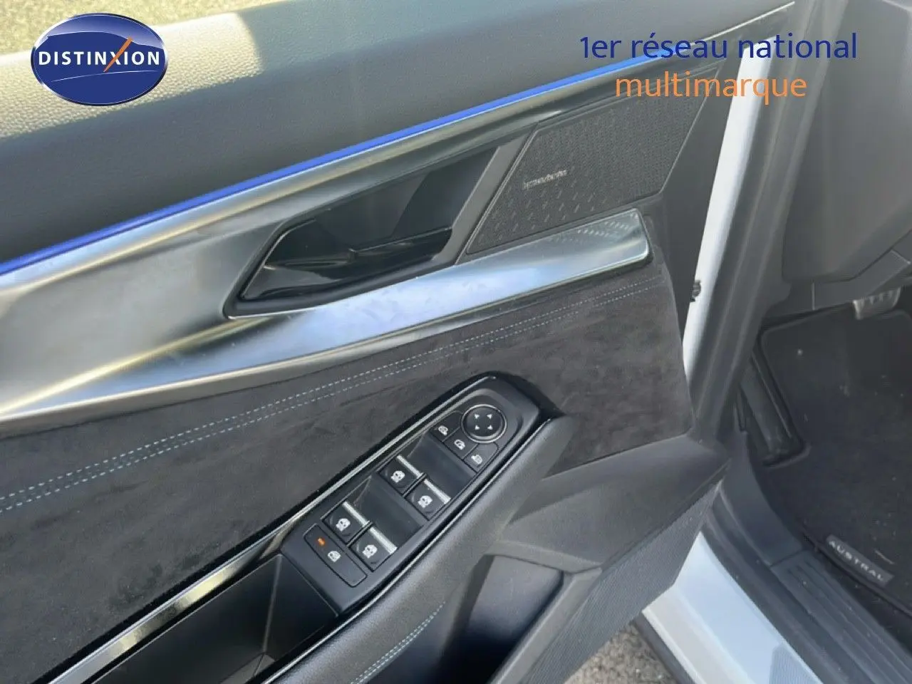 Gros plan sur la porte avant gauche blanche du Renault Austral Iconic Esprit Alpine, avec garniture noire et commandes de vitres.