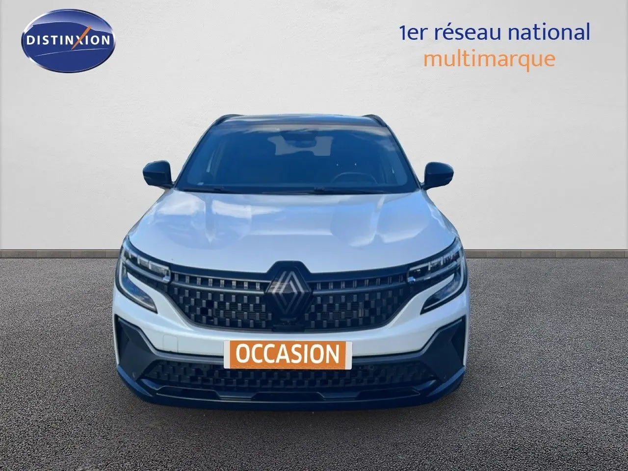 Renault Austral Iconic Esprit Alpine 2024 blanc et noir, vue frontale mettant en valeur sa calandre distinctive.