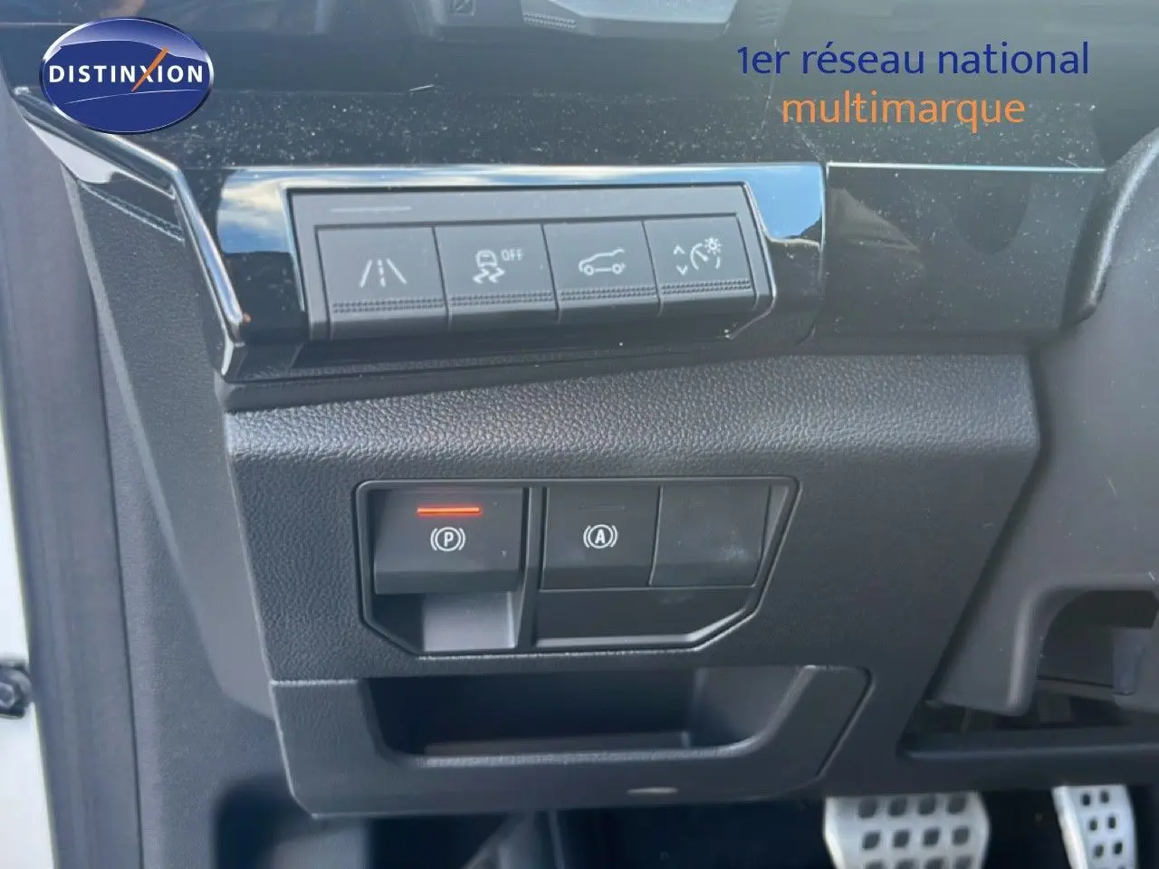 Gros plan sur les commandes de sécurité côté gauche du tableau de bord du Renault Austral Iconic Esprit Alpine blanc et noir 2024.