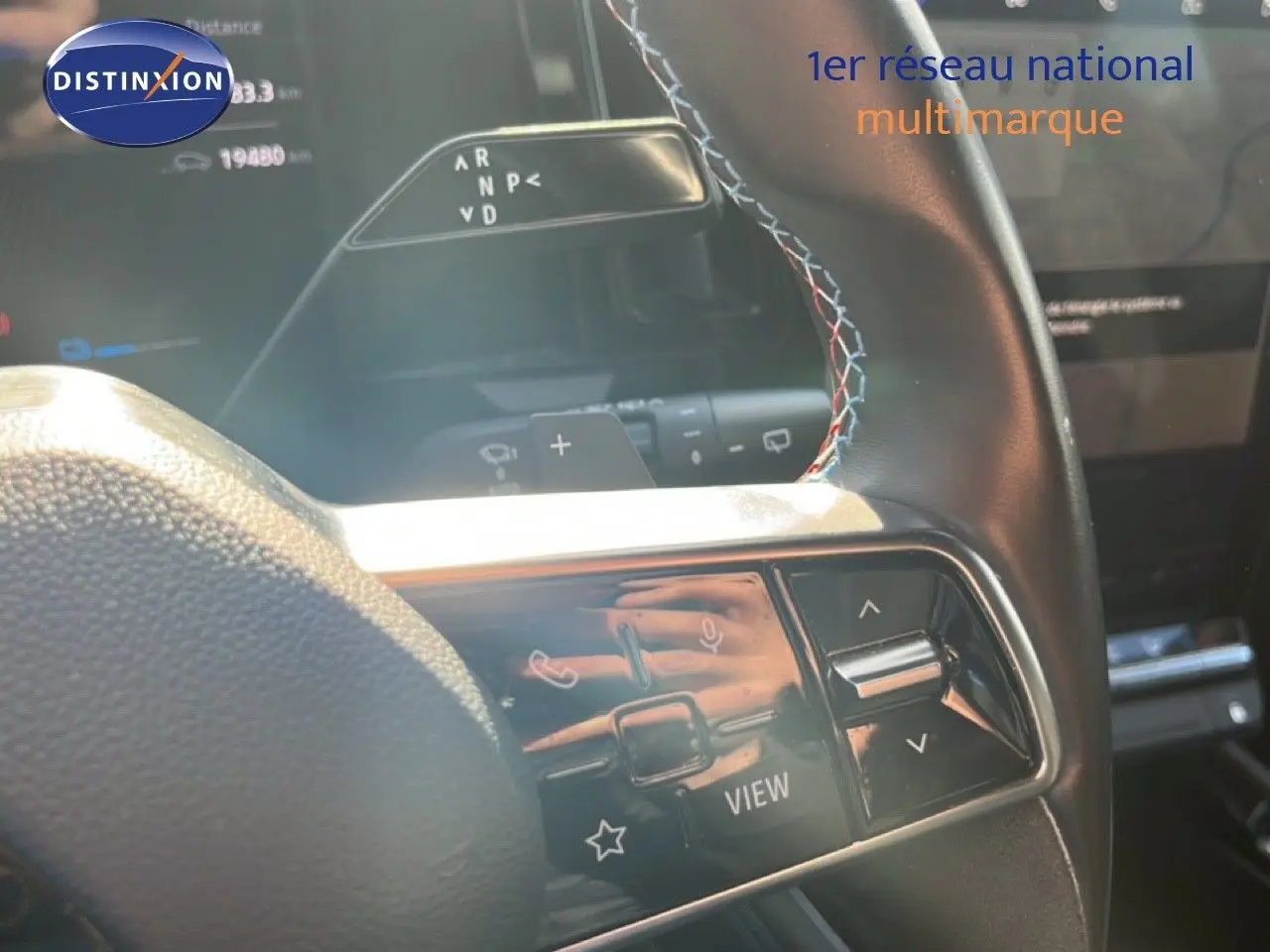 Gros plan sur la partie droite du volant noir du Renault Austral Iconic Esprit Alpine 2024 avec commandes intégrées.