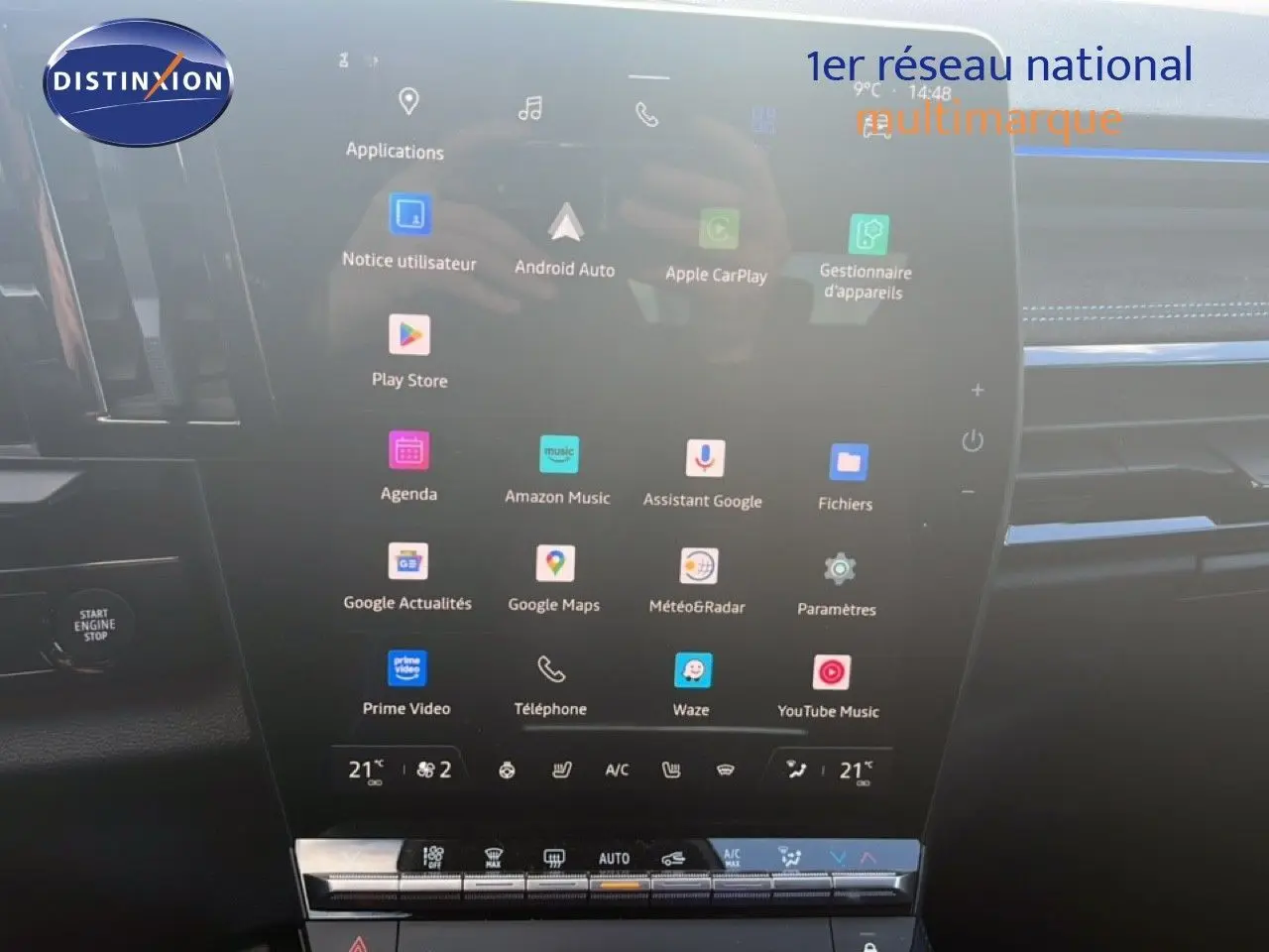 Écran tactile central du tableau de bord du Renault Austral Iconic Esprit Alpine blanc/noir, vue intérieure frontale.