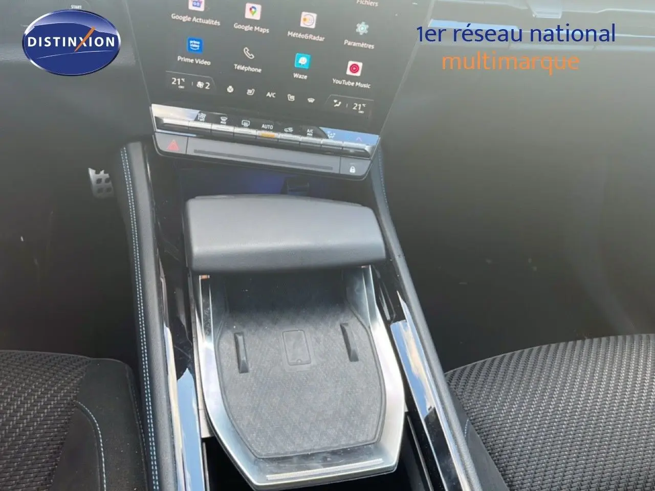 Vue rapprochée de la console centrale noire avec chargeur sans fil du Renault Austral Iconic Esprit Alpine blanc/noir 2024.
