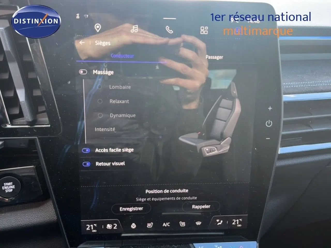 Écran tactile central du Renault Austral Iconic Esprit Alpine blanc/noir, affichant les réglages de siège avec options de massage.