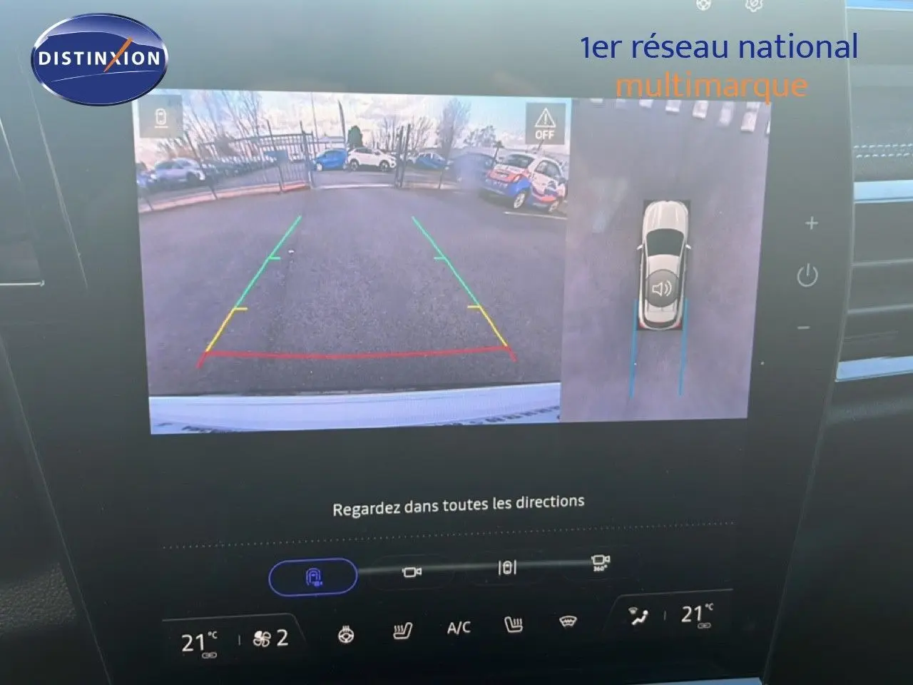 Écran intérieur montrant la caméra de recul et vue à 360° du Renault Austral Iconic Esprit Alpine blanc et noir.