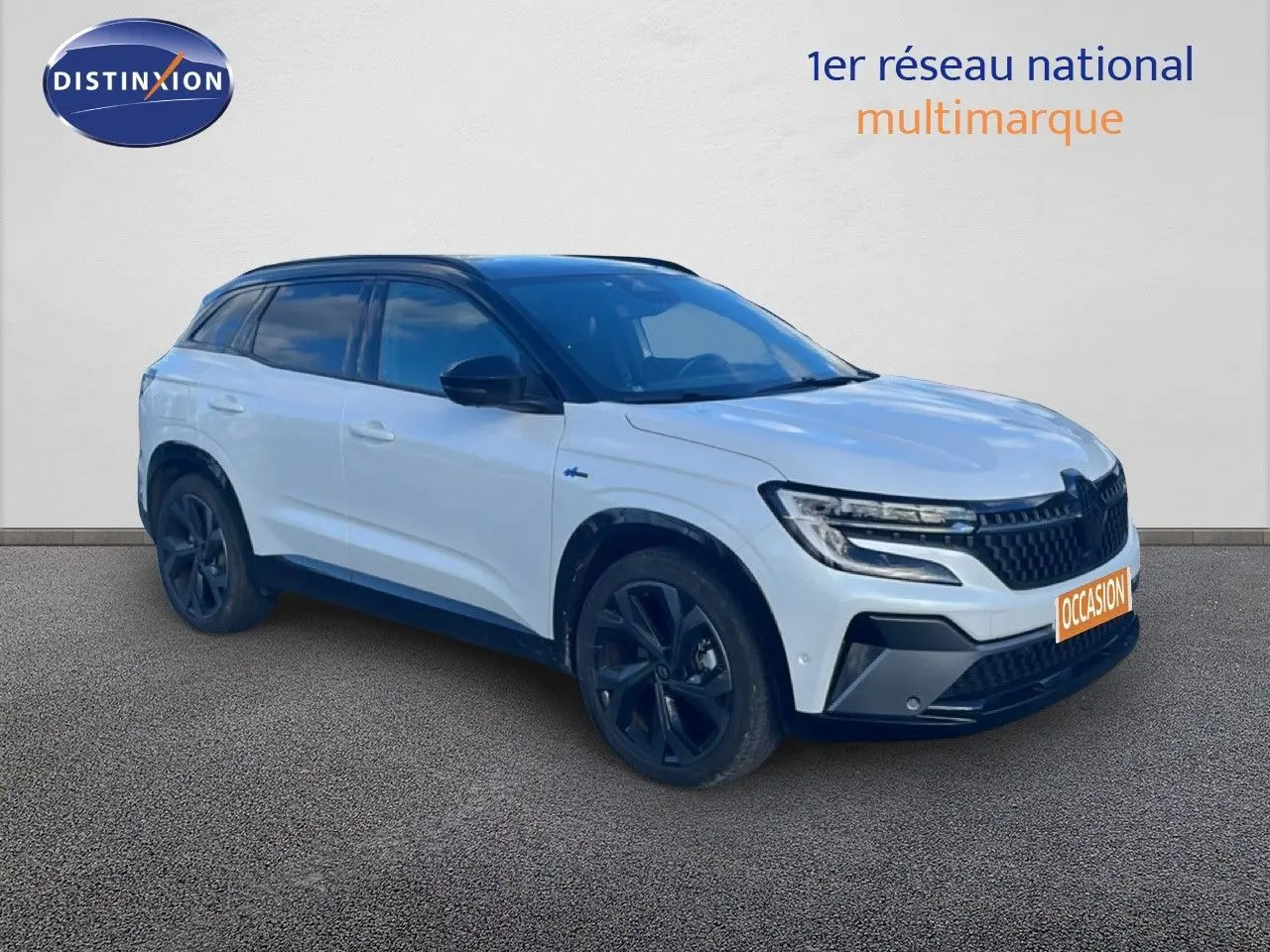 Renault Austral Iconic Esprit Alpine 2024 blanc et noir, vue 3/4 avant côté gauche avec jantes noires distinctives.