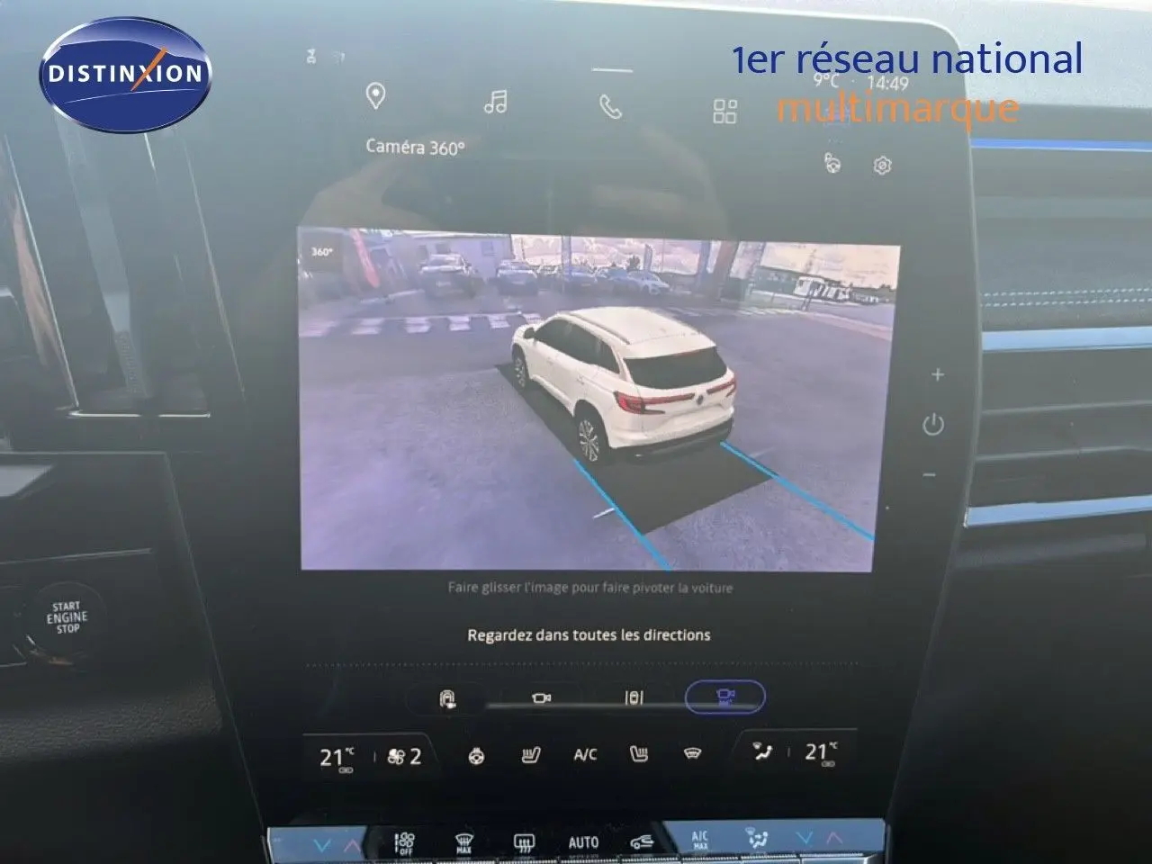 Vue écran intérieur montrant la caméra 360° d'un Renault Austral Iconic Esprit Alpine blanc/noir en recul.