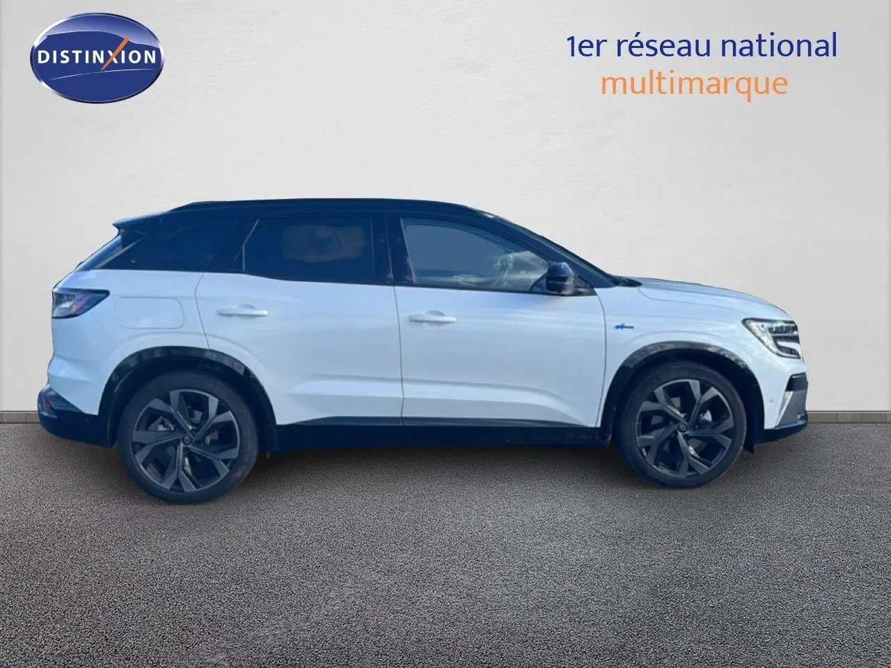 Profil côté gauche du Renault Austral Iconic Esprit Alpine blanc et noir 2024 avec jantes noires distinctives.