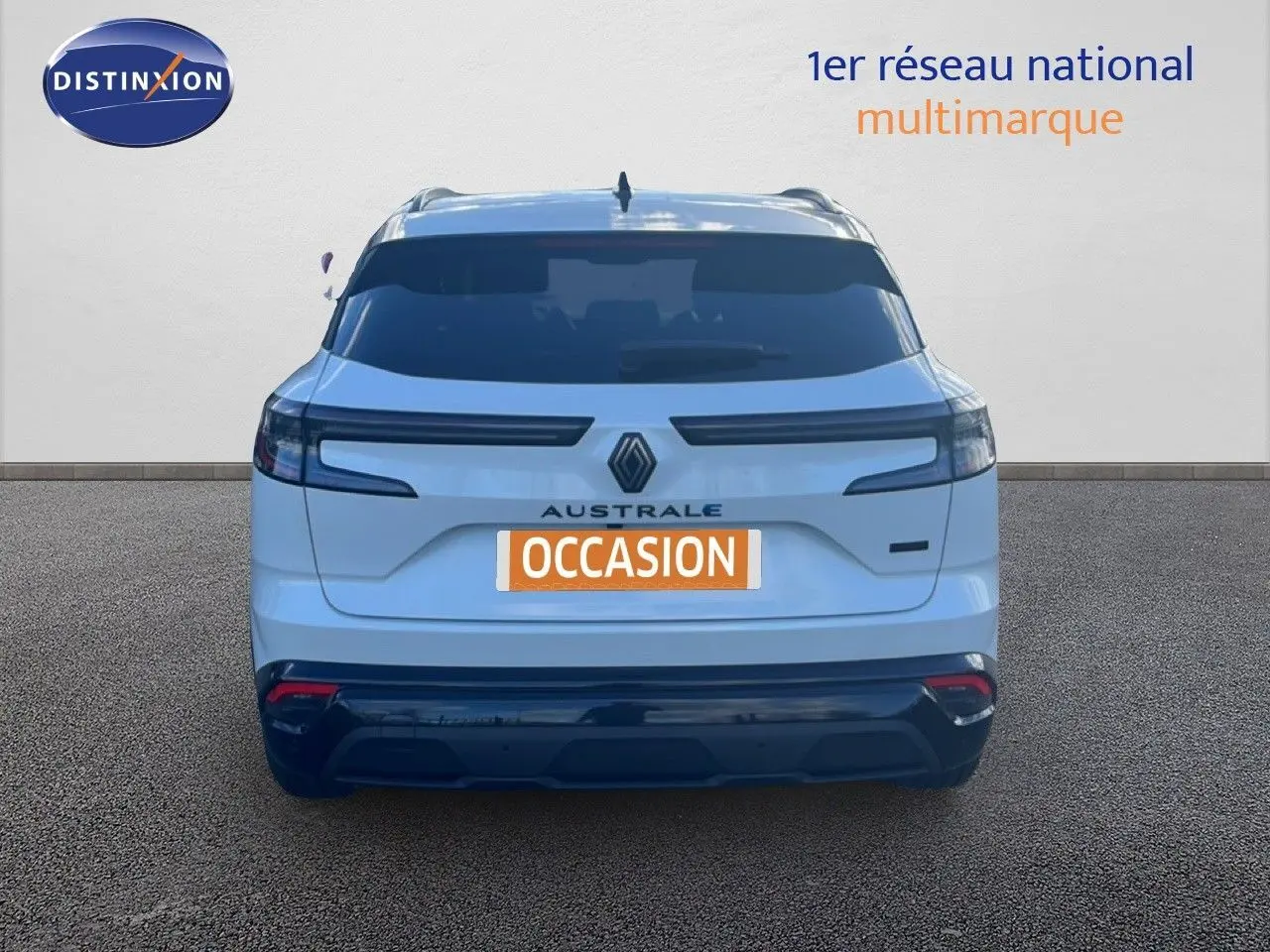Vue arrière d'un Renault Austral Iconic Esprit Alpine blanc et noir, soulignant ses feux LED et son design épuré.
