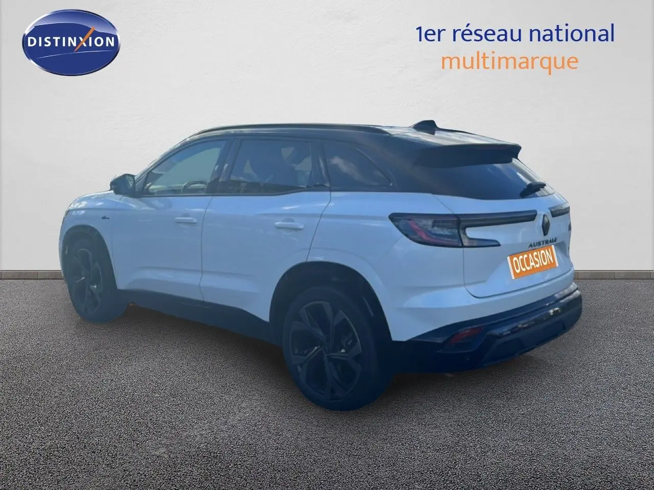 Renault Austral Iconic Esprit Alpine blanc et noir vu en 3/4 arrière côté gauche sur fond neutre.