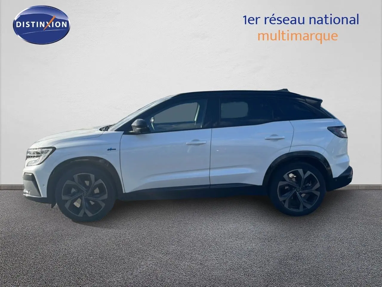 Profil côté gauche du Renault Austral Iconic Esprit Alpine blanc et noir, soulignant ses jantes noires et lignes modernes.