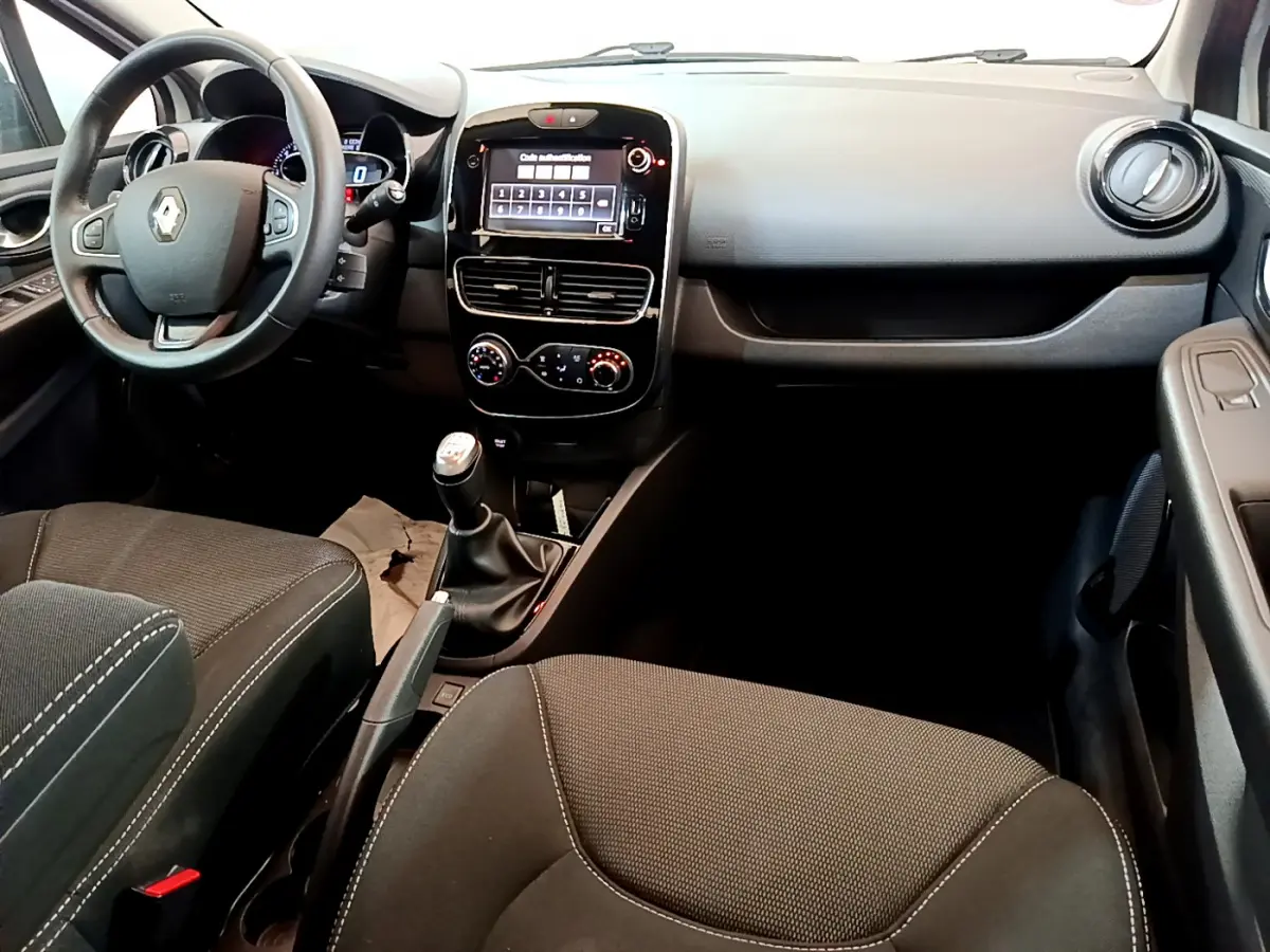 Intérieur avant de la Renault Clio Business TCe 90 2019, vue côté conducteur, tableau de bord avec écran tactile et volant cuir.