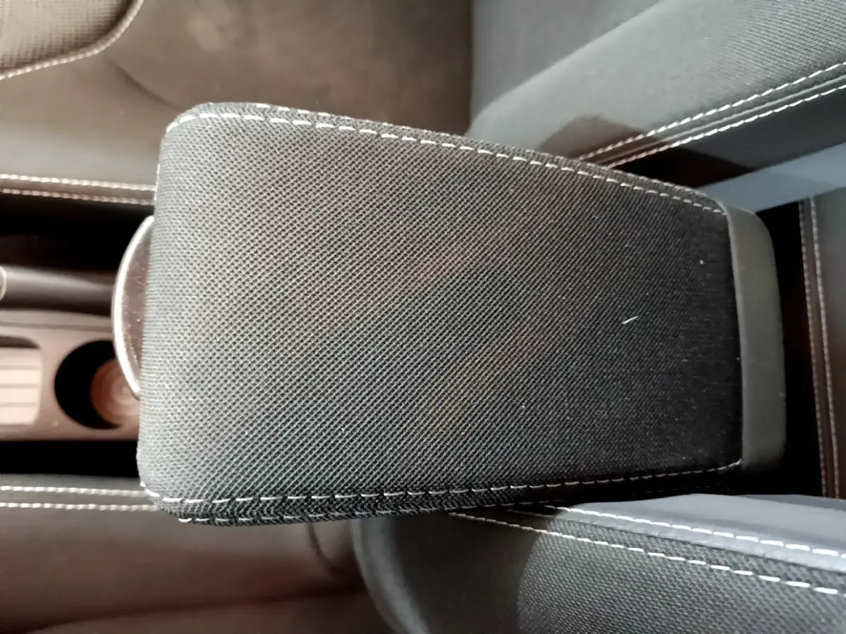 Accoudoir central en tissu noir avec surpiqûres blanches, intérieur de Renault Clio Business TCe 90 2019.