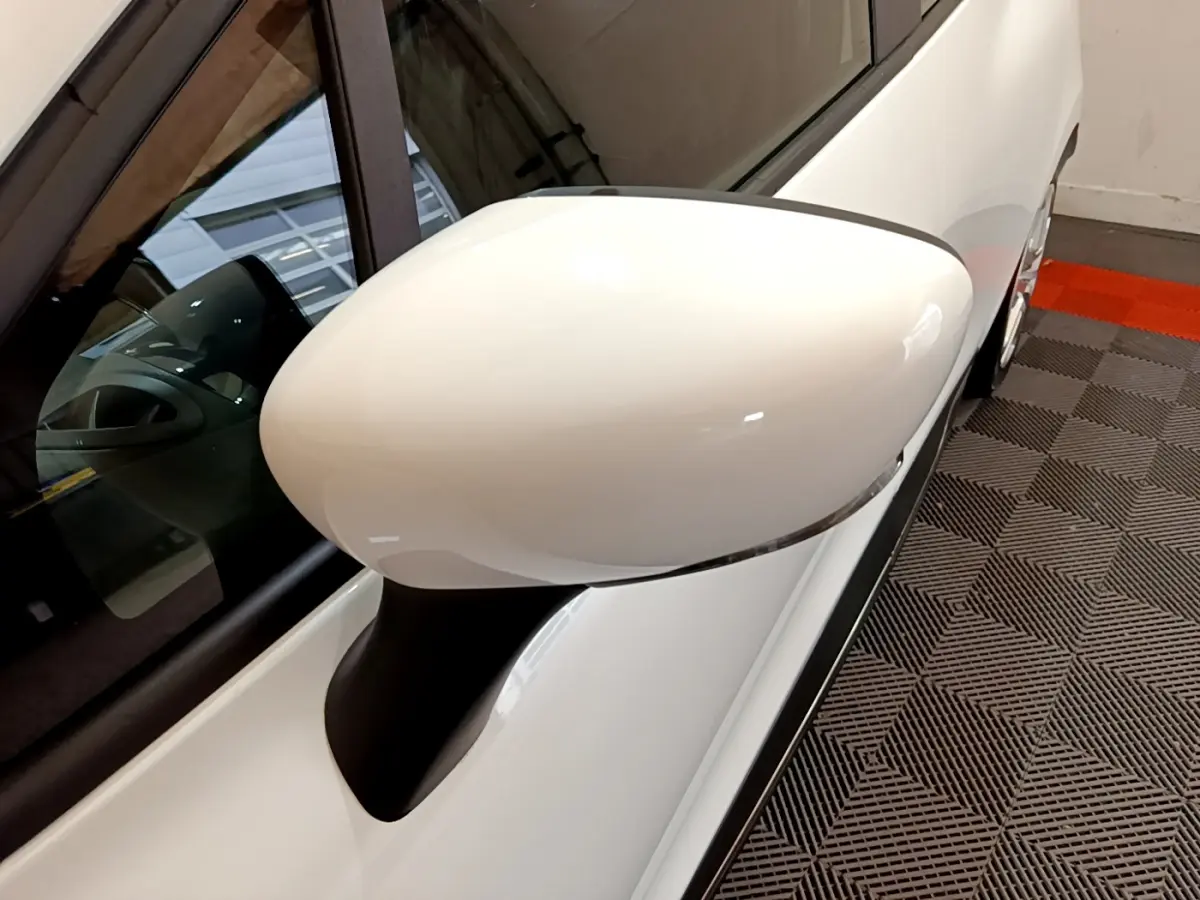 Rétroviseur droit blanc de Renault Clio Business TCe 90 2019 vu en gros plan côté extérieur.