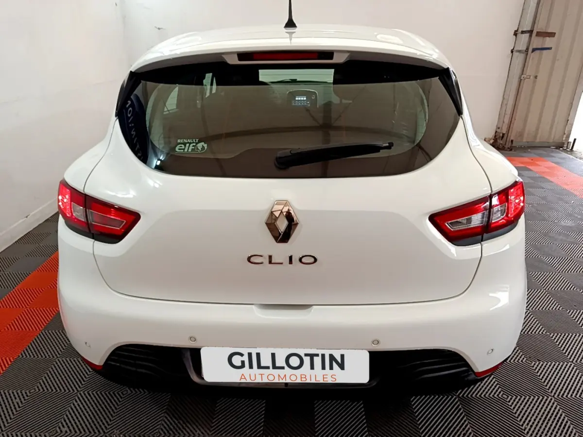 Vue arrière d'une Renault Clio blanche de 2019 avec feux rouges et logo Renault bien visibles.