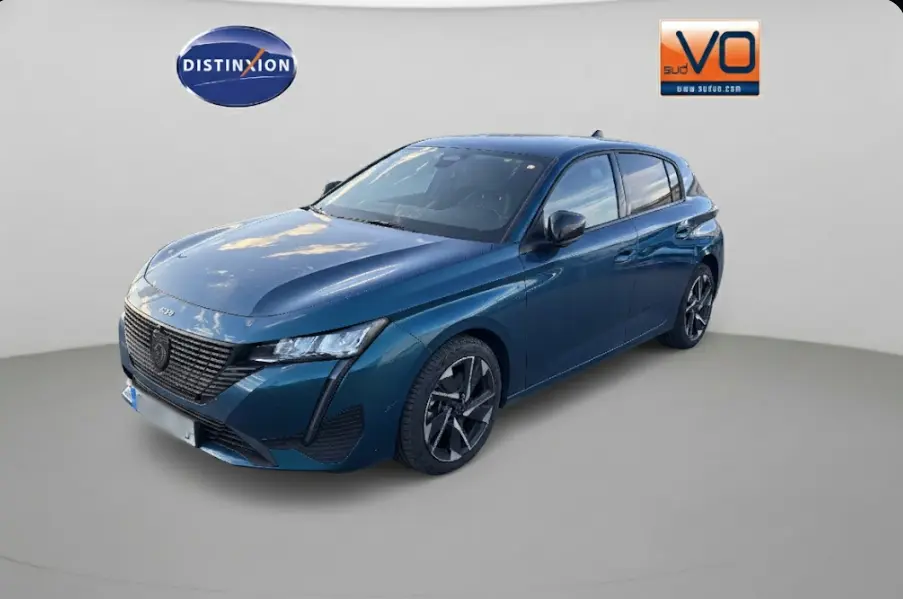 Peugeot 308 BlueHDi 130ch bleu vue 3/4 avant droit avec jantes alliage 17 pouces et calandre noire distinctive.