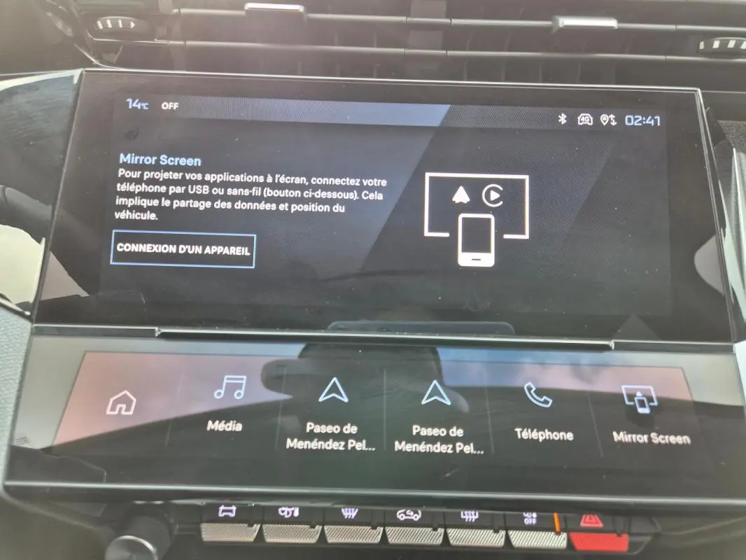 Écran tactile central affichant le menu Mirror Screen dans l’habitacle de la Peugeot 308 2024.