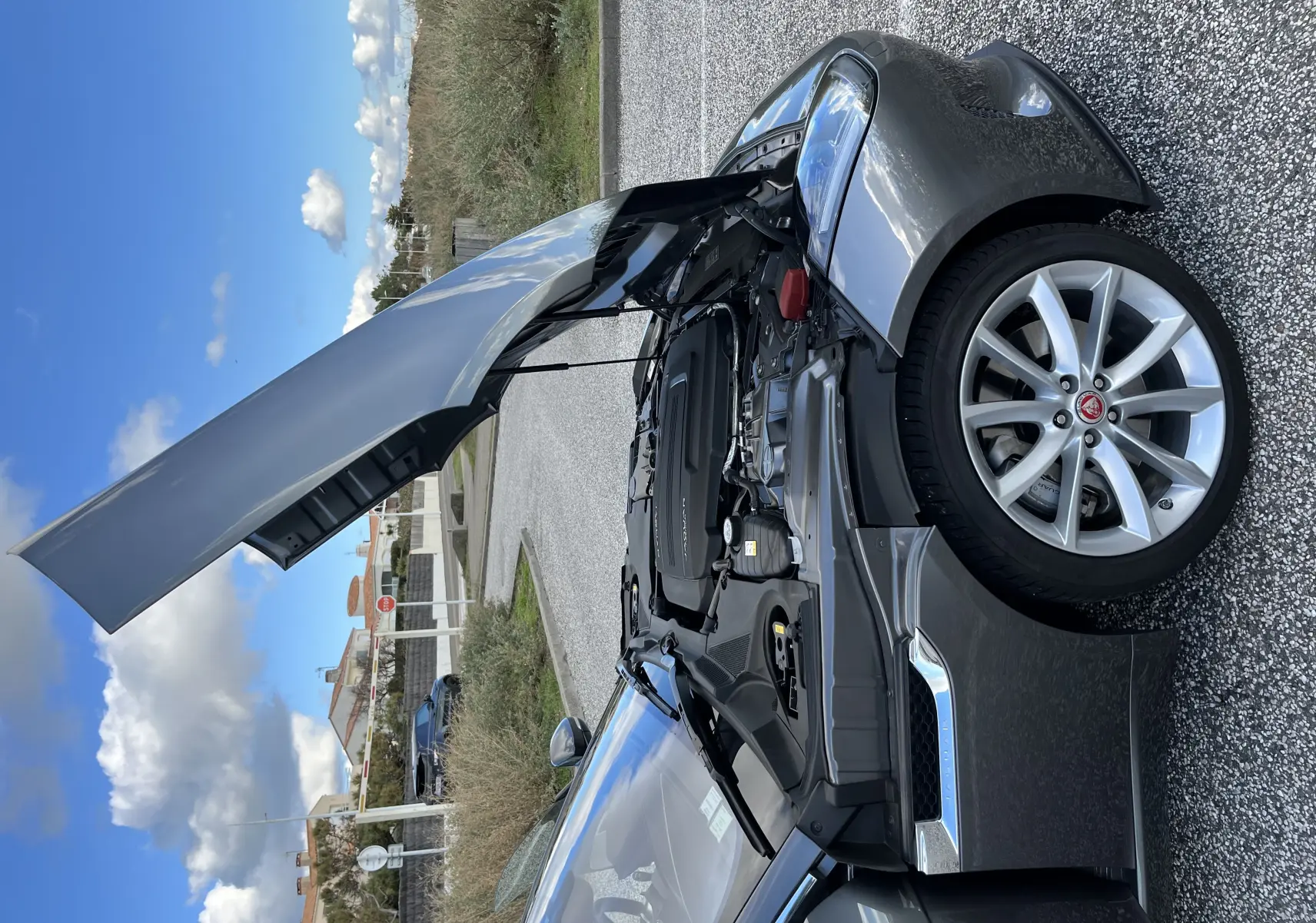 Jaguar F-TYPE II Coupé 2.0T 2018 gris Corris vue 3/4 avant avec capot ouvert dévoilant le moteur et jantes 19 pouces.